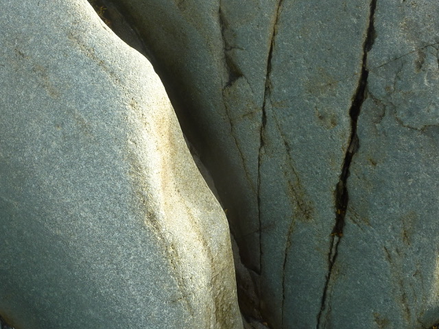 la nature est pleine de créativité, c'est un jeu avec la lumière et les zones d'ombre… et les dessins des pierres.  On peut aller voir dans les recoins, les ombres, suivre les tracés apparents ou dissimulés… et s'interroger : qu'est-ce qui est devant, qu'est-ce qui est derrière ? Les pistes sont brouillées…